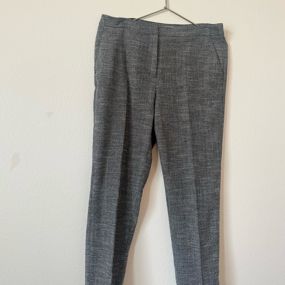 Gray pants size 8 short
Front pockets